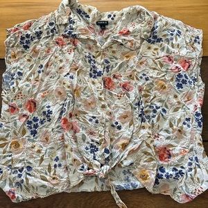 Women’s Torrid 2 Button Up Floral Shirt with Tie Waist